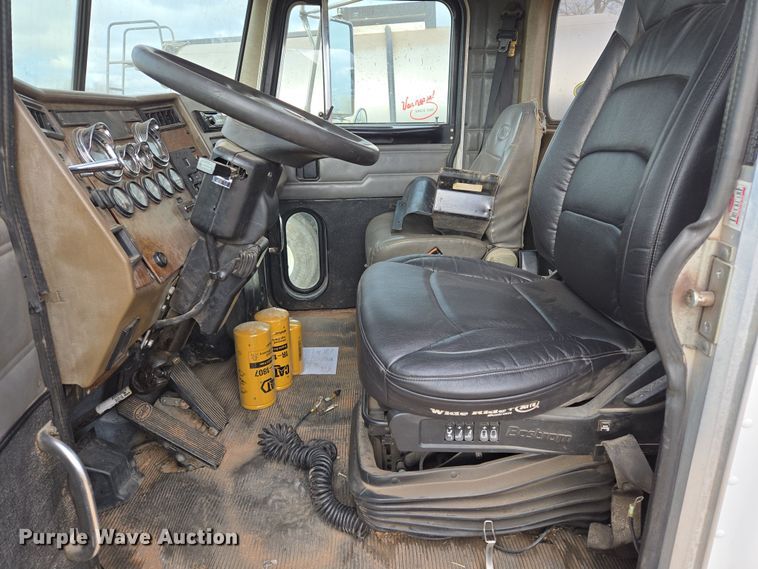 image for item EL5716 2004 Peterbilt 330 utility / service truck