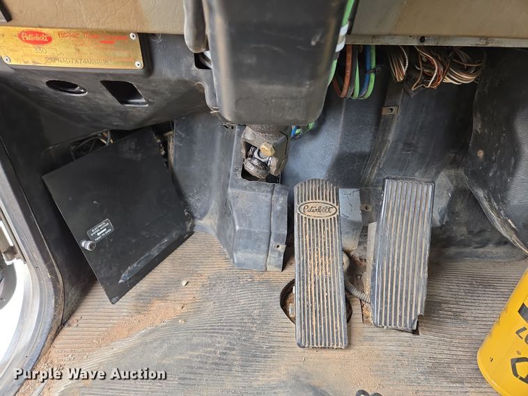 image for item EL5716 2004 Peterbilt 330 utility / service truck