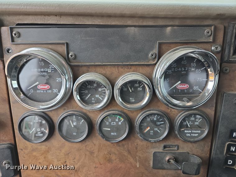 image for item EL5716 2004 Peterbilt 330 utility / service truck