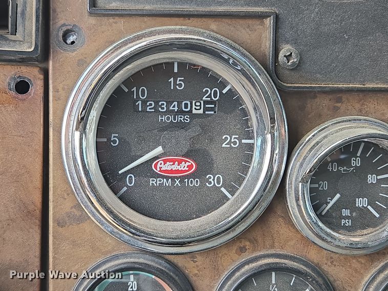 image for item EL5716 2004 Peterbilt 330 utility / service truck