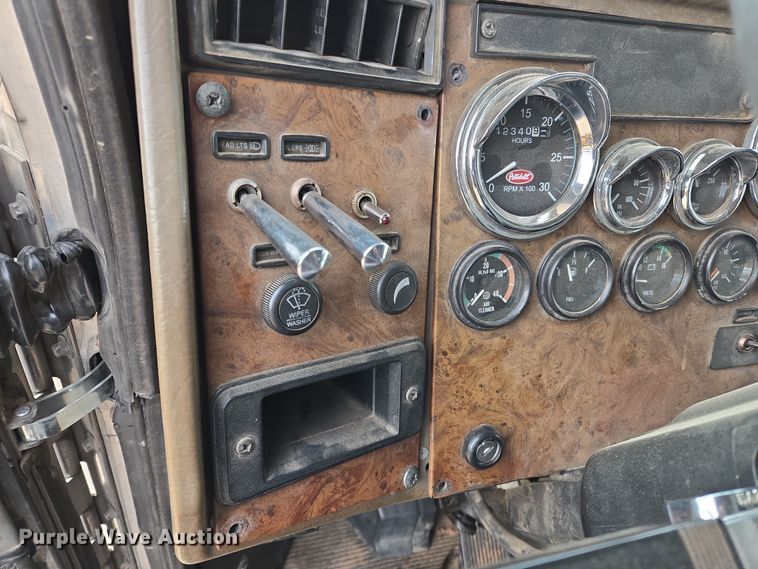 image for item EL5716 2004 Peterbilt 330 utility / service truck