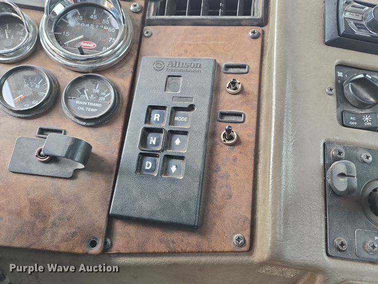 image for item EL5716 2004 Peterbilt 330 utility / service truck