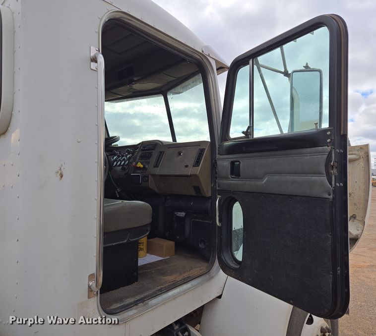 image for item EL5716 2004 Peterbilt 330 utility / service truck