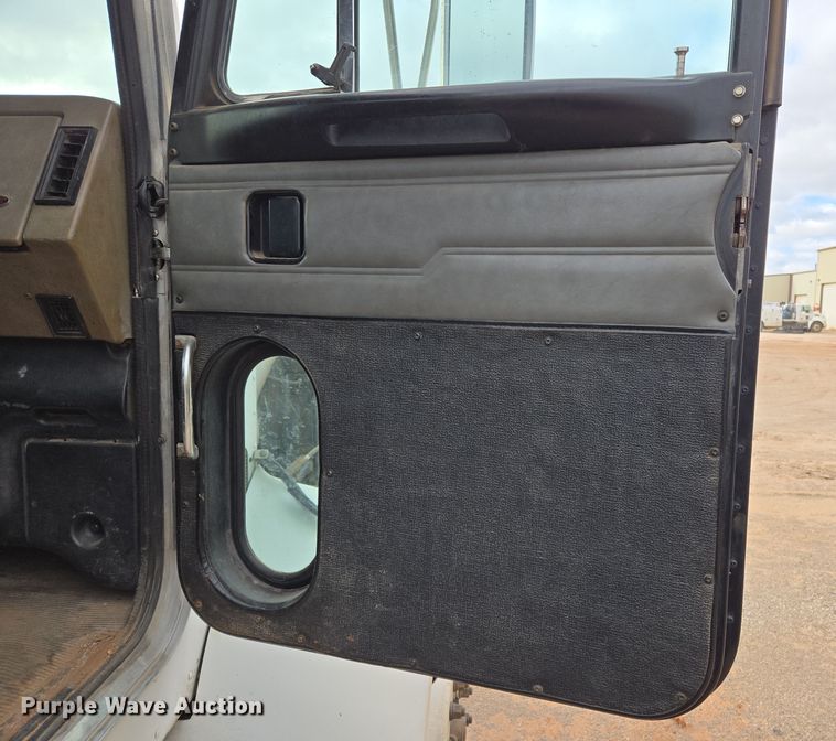 image for item EL5716 2004 Peterbilt 330 utility / service truck