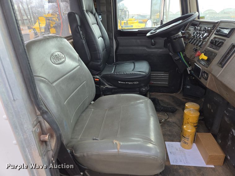 image for item EL5716 2004 Peterbilt 330 utility / service truck