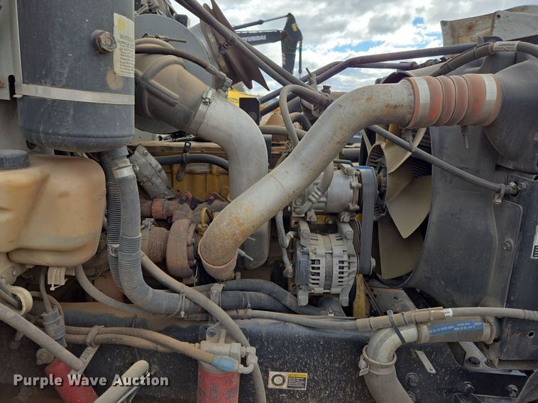 image for item EL5716 2004 Peterbilt 330 utility / service truck