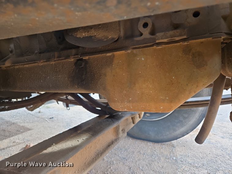 image for item EL5716 2004 Peterbilt 330 utility / service truck