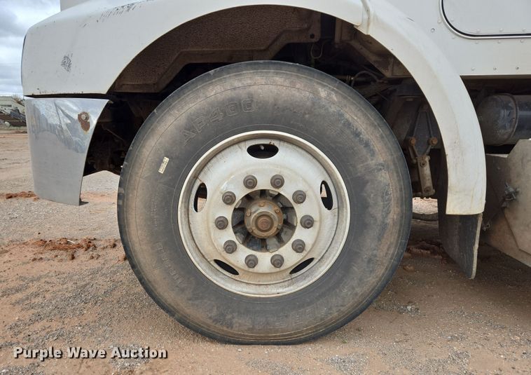 image for item EL5716 2004 Peterbilt 330 utility / service truck