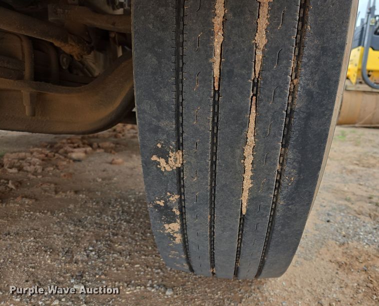 image for item EL5716 2004 Peterbilt 330 utility / service truck