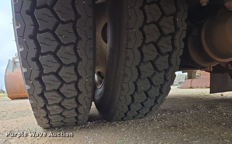 image for item EL5716 2004 Peterbilt 330 utility / service truck