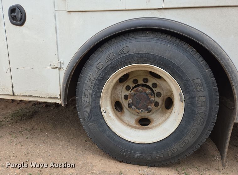 image for item EL5716 2004 Peterbilt 330 utility / service truck