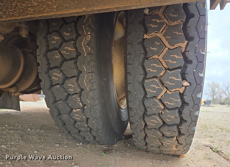 image for item EL5716 2004 Peterbilt 330 utility / service truck