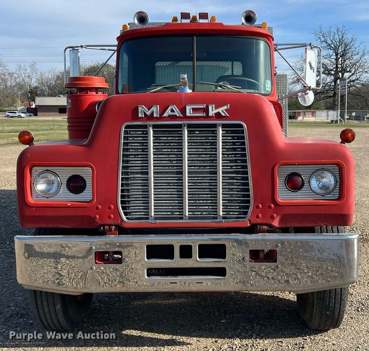 image for item EL5721 1985 Mack R688FCS pumper fire truck