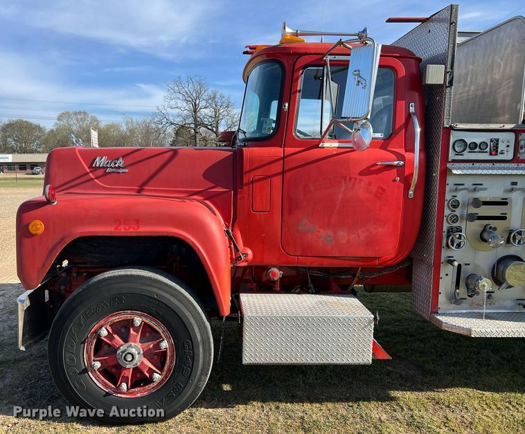 image for item EL5721 1985 Mack R688FCS pumper fire truck