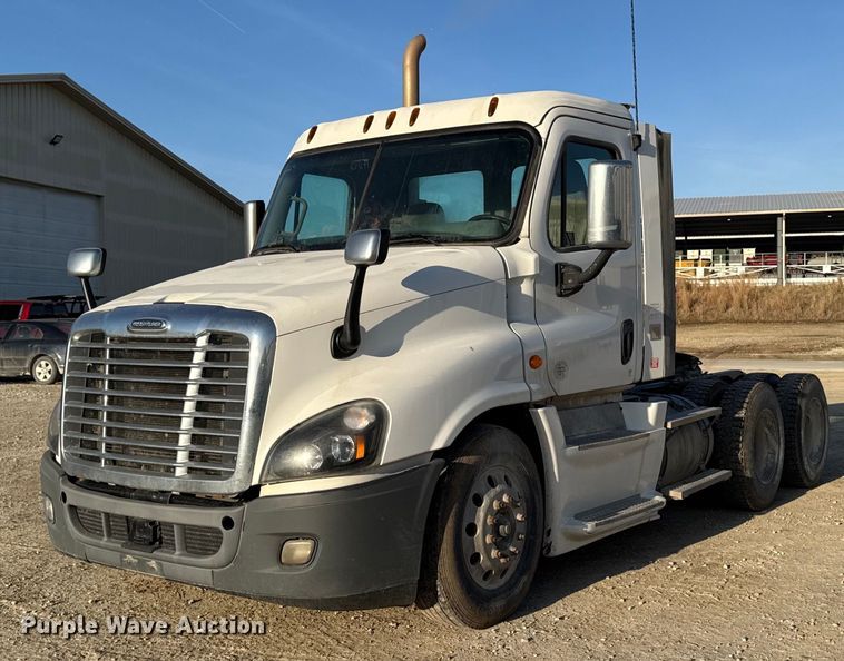 image for item EM3571 2016 Freightliner Cascadia 125 semi truck
