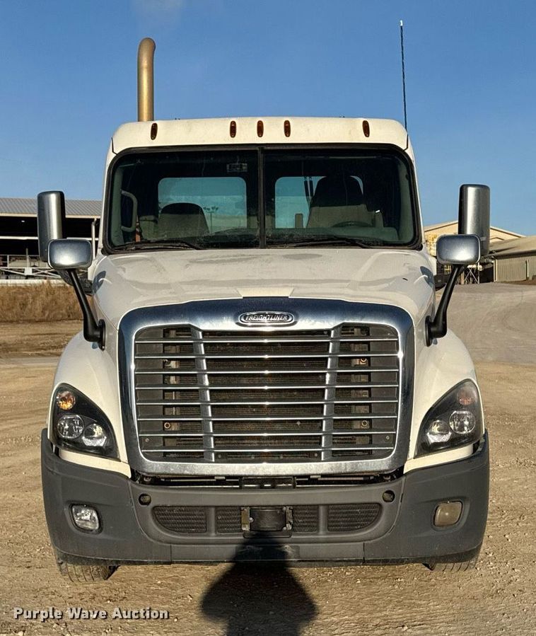 image for item EM3571 2016 Freightliner Cascadia 125 semi truck