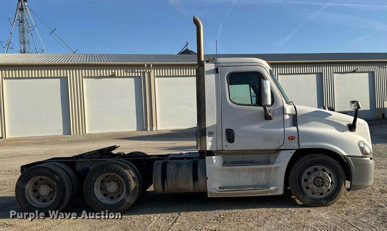 image for item EM3571 2016 Freightliner Cascadia 125 semi truck
