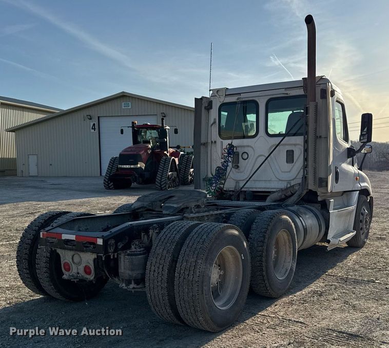 image for item EM3571 2016 Freightliner Cascadia 125 semi truck