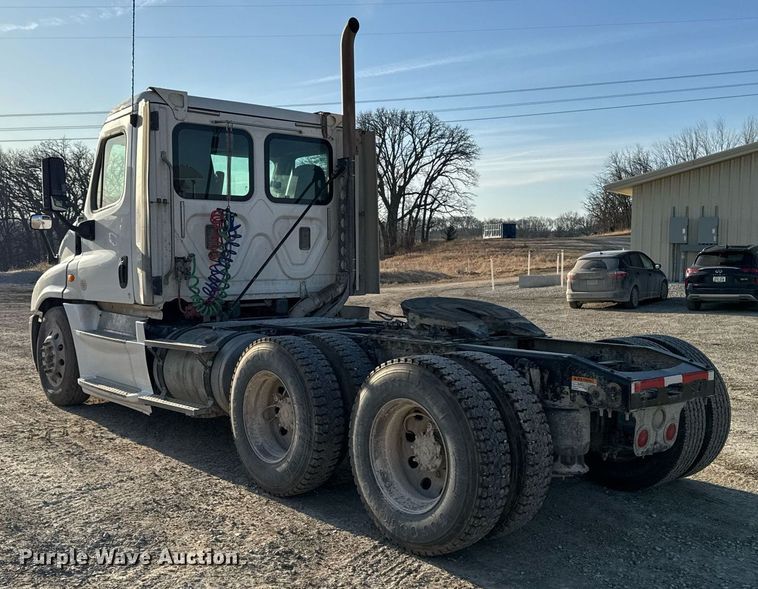 image for item EM3571 2016 Freightliner Cascadia 125 semi truck
