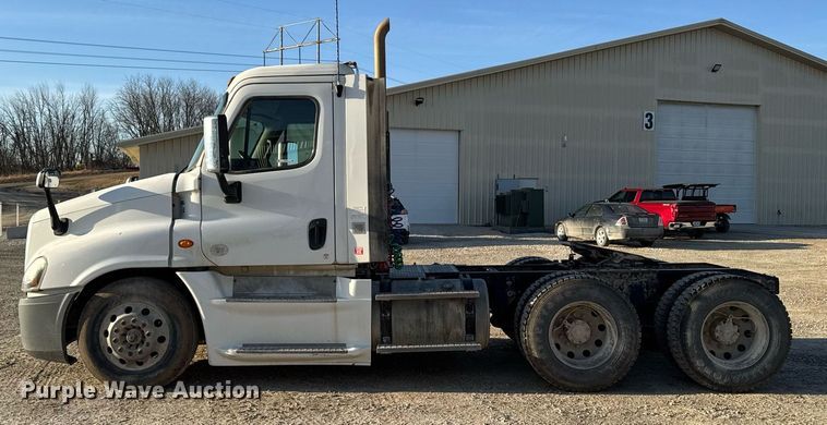 image for item EM3571 2016 Freightliner Cascadia 125 semi truck