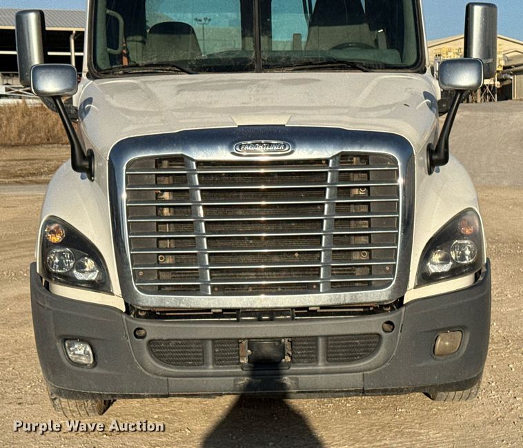 image for item EM3571 2016 Freightliner Cascadia 125 semi truck