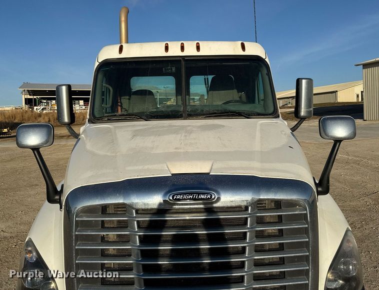 image for item EM3571 2016 Freightliner Cascadia 125 semi truck