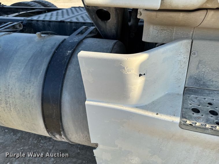 image for item EM3571 2016 Freightliner Cascadia 125 semi truck