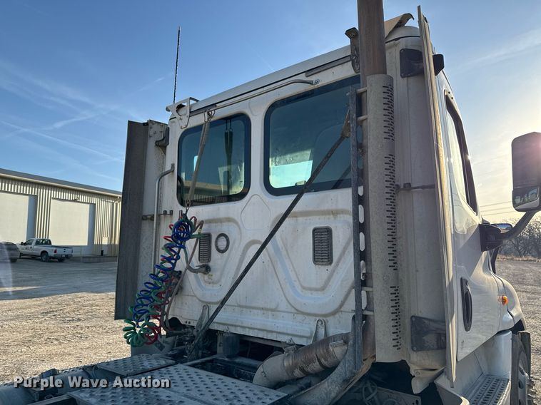 image for item EM3571 2016 Freightliner Cascadia 125 semi truck