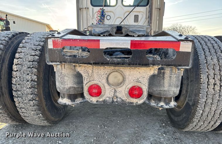 image for item EM3571 2016 Freightliner Cascadia 125 semi truck