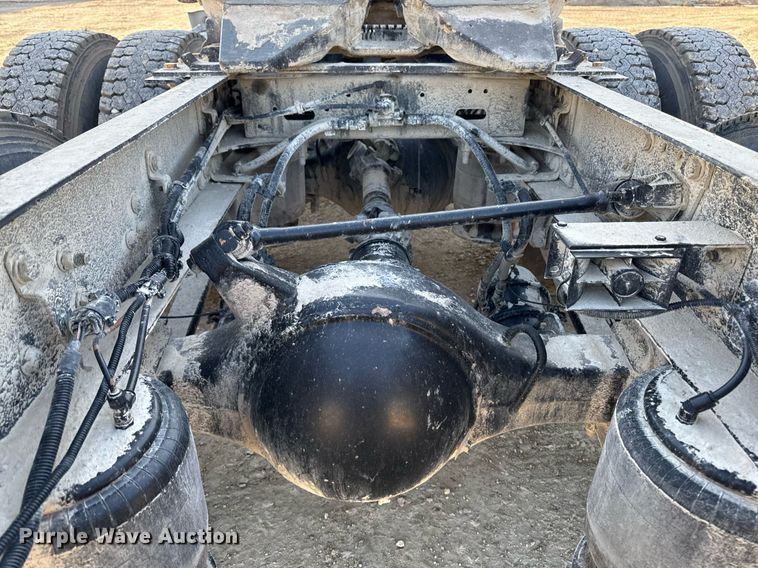 image for item EM3571 2016 Freightliner Cascadia 125 semi truck