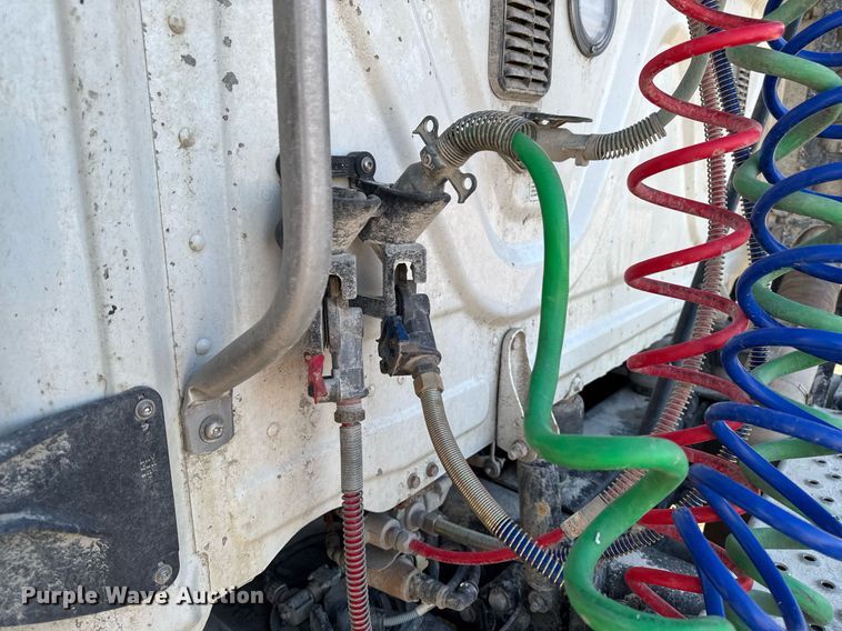 image for item EM3571 2016 Freightliner Cascadia 125 semi truck