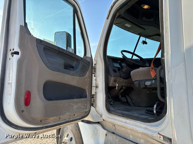 image for item EM3571 2016 Freightliner Cascadia 125 semi truck