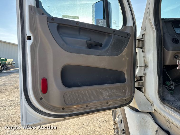 image for item EM3571 2016 Freightliner Cascadia 125 semi truck