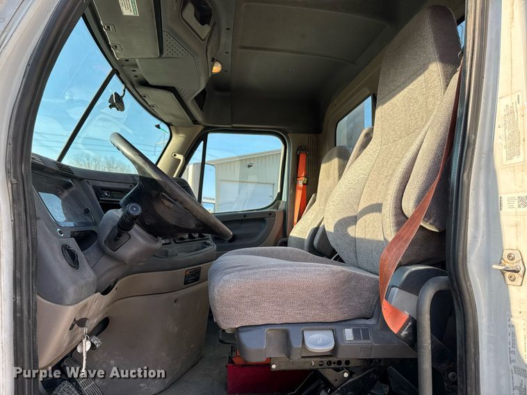 image for item EM3571 2016 Freightliner Cascadia 125 semi truck