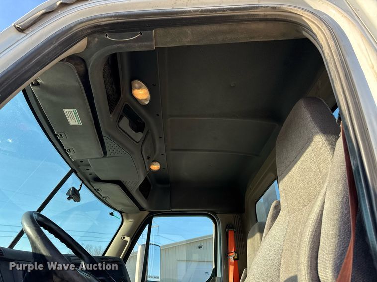 image for item EM3571 2016 Freightliner Cascadia 125 semi truck