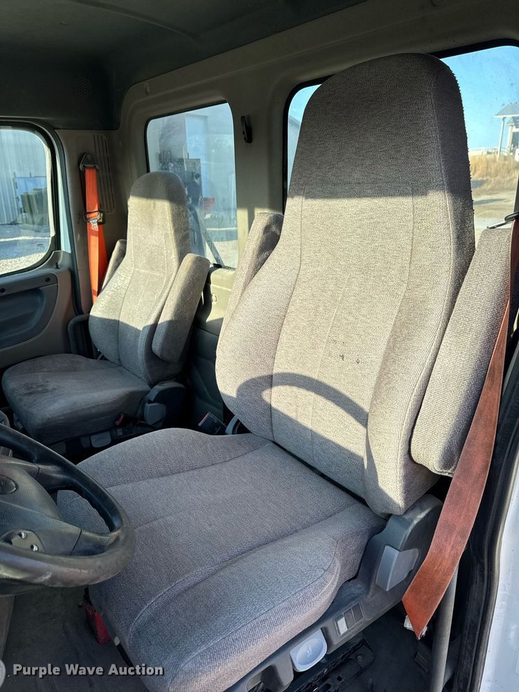 image for item EM3571 2016 Freightliner Cascadia 125 semi truck