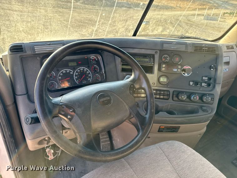 image for item EM3571 2016 Freightliner Cascadia 125 semi truck