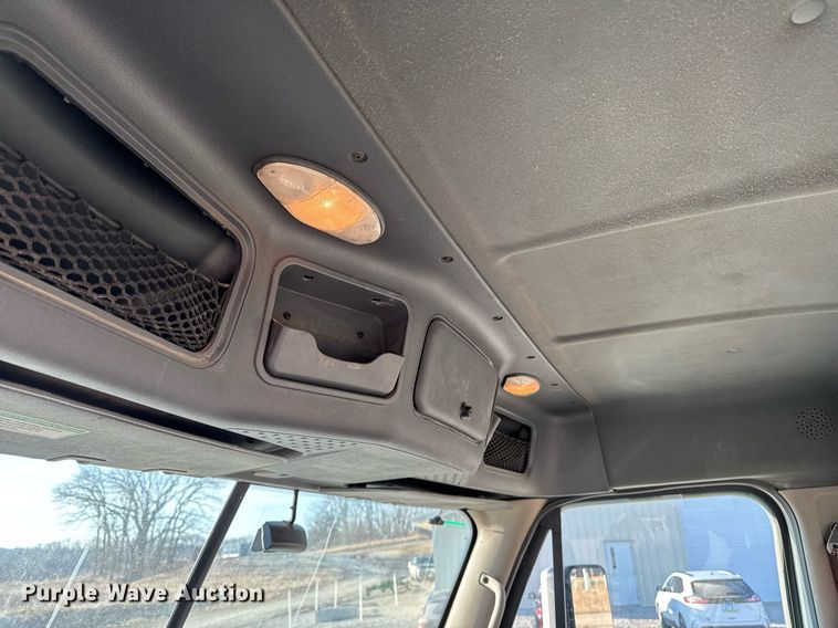 image for item EM3571 2016 Freightliner Cascadia 125 semi truck