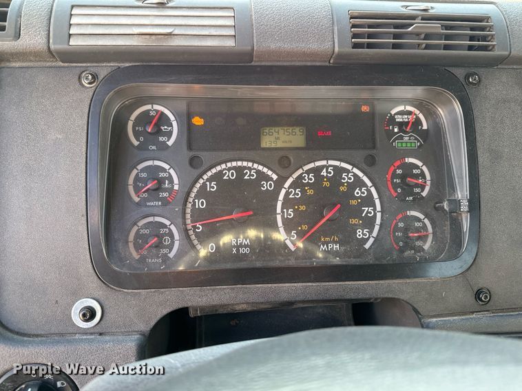 image for item EM3571 2016 Freightliner Cascadia 125 semi truck