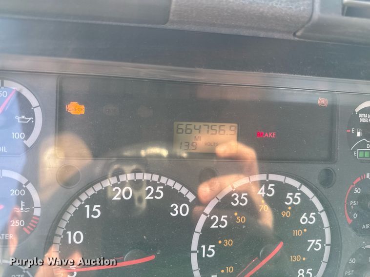 image for item EM3571 2016 Freightliner Cascadia 125 semi truck