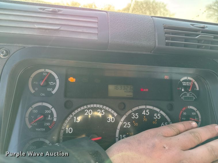 image for item EM3571 2016 Freightliner Cascadia 125 semi truck