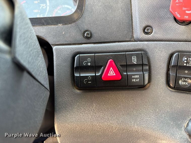 image for item EM3571 2016 Freightliner Cascadia 125 semi truck