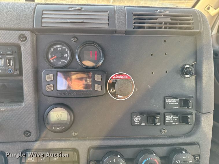 image for item EM3571 2016 Freightliner Cascadia 125 semi truck