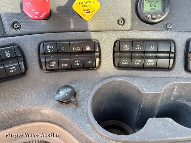 image for item EM3571 2016 Freightliner Cascadia 125 semi truck