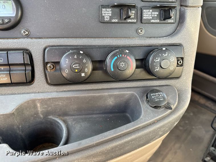 image for item EM3571 2016 Freightliner Cascadia 125 semi truck