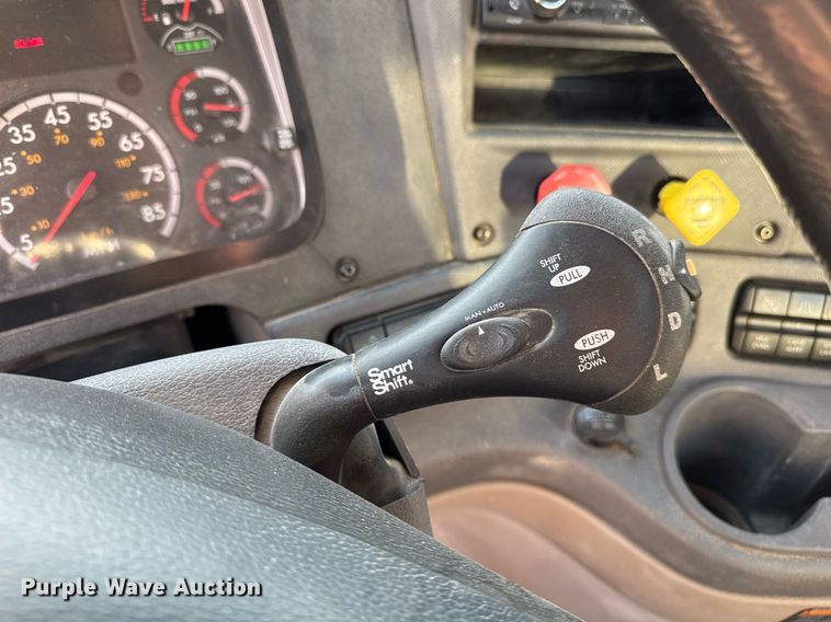 image for item EM3571 2016 Freightliner Cascadia 125 semi truck