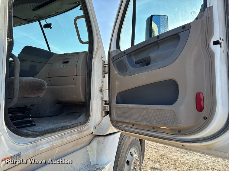 image for item EM3571 2016 Freightliner Cascadia 125 semi truck