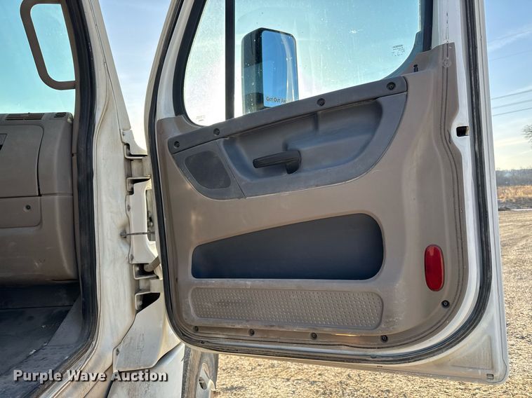 image for item EM3571 2016 Freightliner Cascadia 125 semi truck