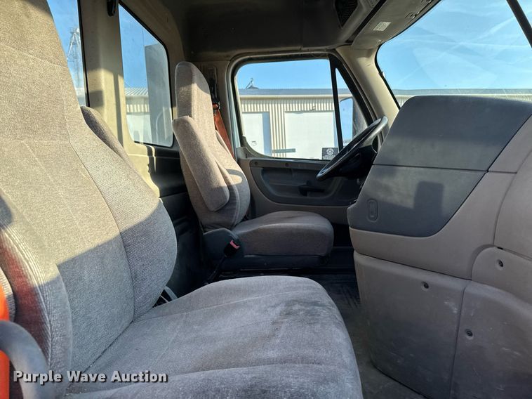 image for item EM3571 2016 Freightliner Cascadia 125 semi truck