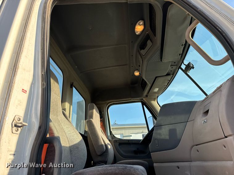 image for item EM3571 2016 Freightliner Cascadia 125 semi truck